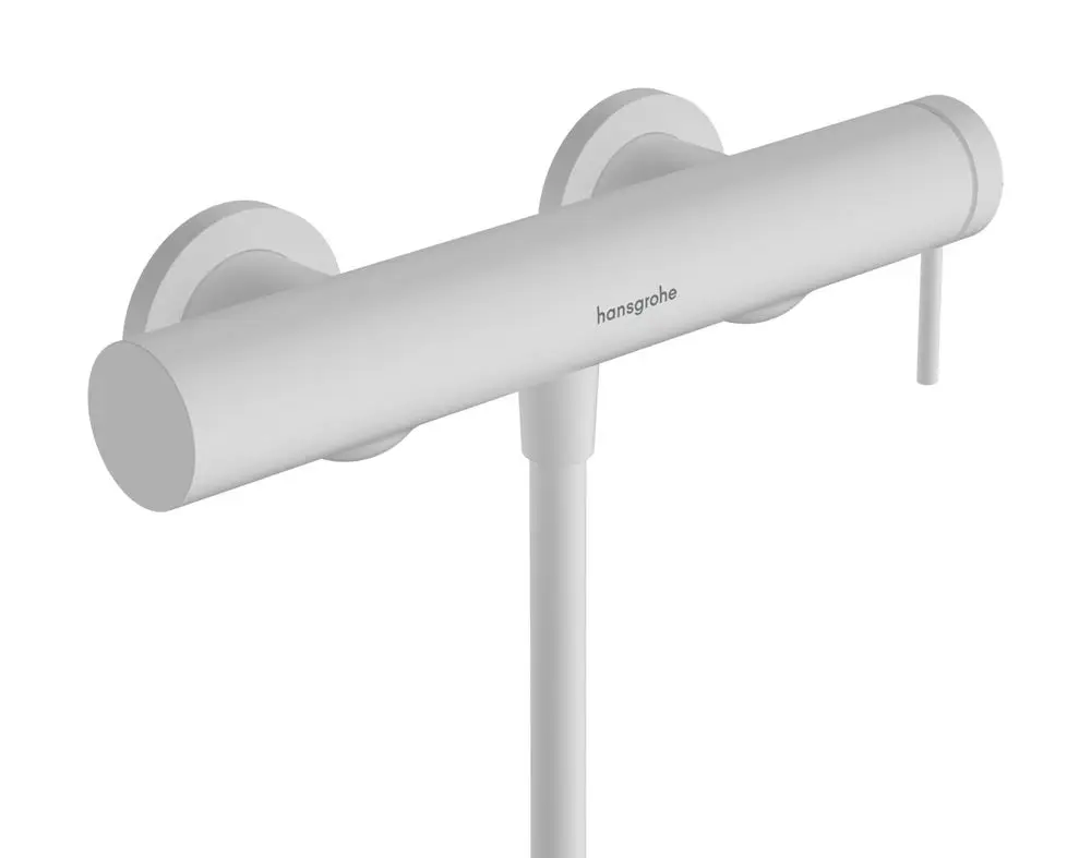 Weißer Wandmischer von Hansgrohe mit langer, ovaler Armatur und seitlichem Hebel, montiert auf einer hellen Wand.